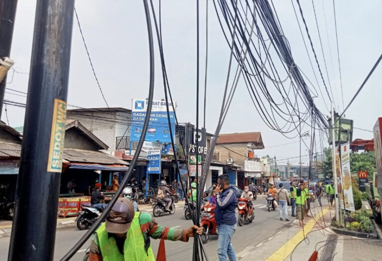 Bersama APJATEL, Pemkot Tangsel Cabut Tiang di Pedestrian Jalan Ceger