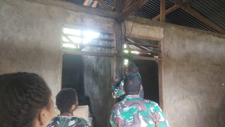 Bantu Masyarakat Papua, Prajurit TNI Perbaiki Instalasi Listrik Warga