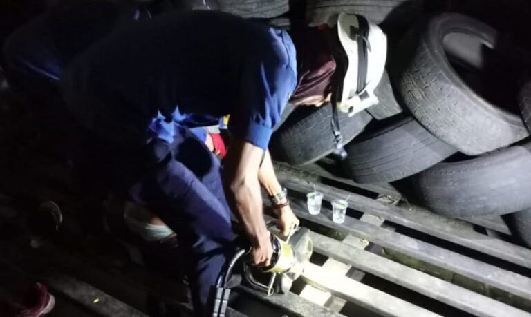 Waduh, Pria di Depok Terjepit Besi Penutup Drainase saat Buang Air Kecil