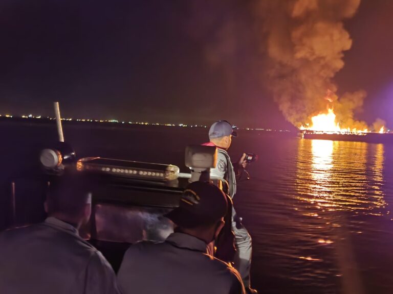 Kapal Patroli Bakamla Padamkan Kapal Terbakar di Batam