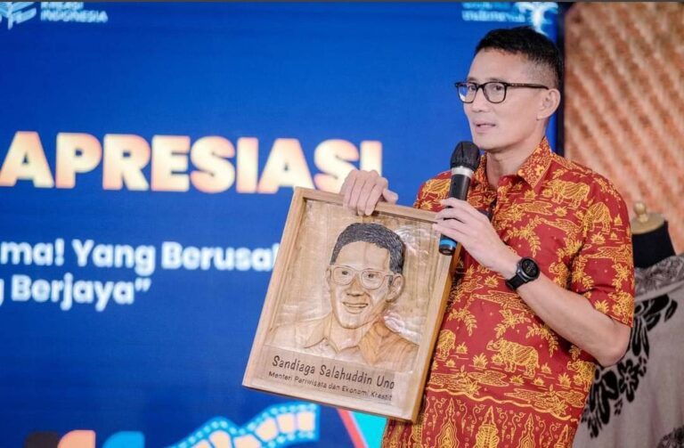 Sandiaga Puji Karya Pengrajin Kayu Tuna Wicara di Cilegon