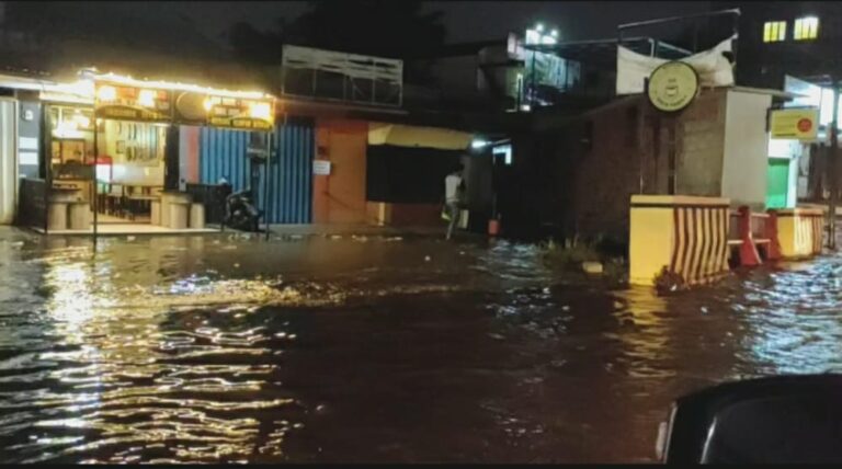 Perempatan Mampang Banjir Lagi, DPUPR Depok Turunkan Satgas