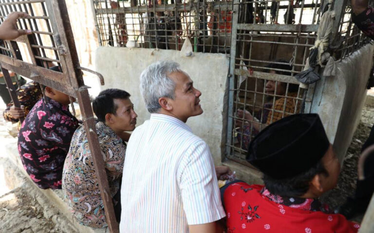Ganjar Pranowo Bujuk ODGJ di Banyumas untuk Dievakuasi
