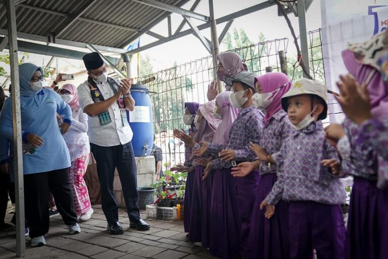 Anies Ajak Anak PAUD Kunjungi Kebun Anggur di SPBU Cilincing
