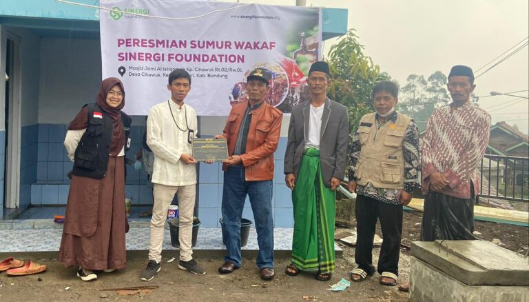 Sinergi Foundation Resmikan Sumur Wakaf di Kampung Cihawuk Bandung