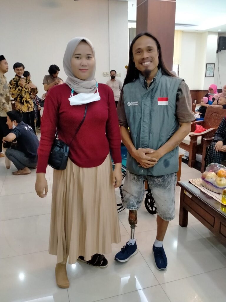 Bersama Dinsos Depok, Sinergi Foundation Bagikan Alat Bantu Disabilitas