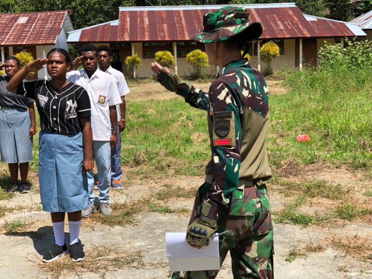 Jelang Hari Kemerdekaan, Satgas Yonif 126/KC Latih Siswa Materi PBB