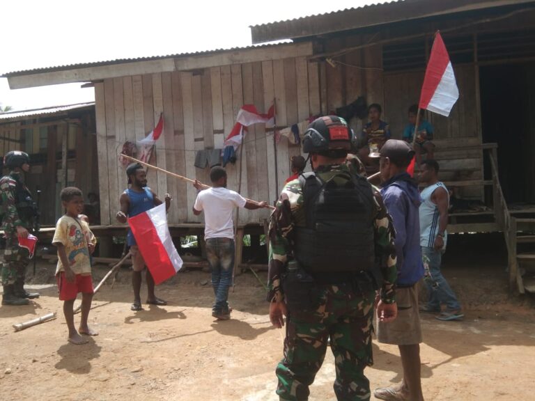 TNI Kibarkan Bendera Merah Putih di Ujung Perbatasan