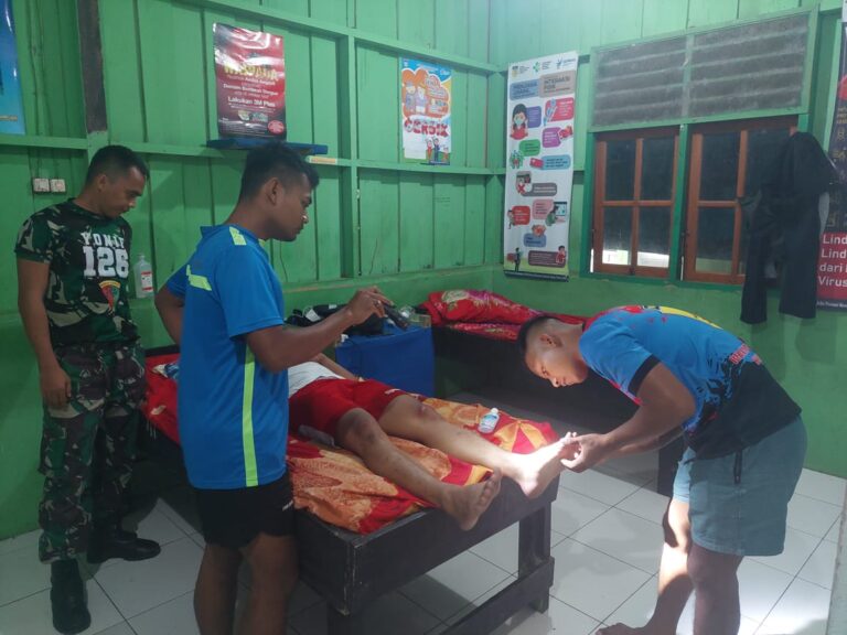 Satgas Yonif 126/KC Bantu Obati Warga Korban Kecelakaan