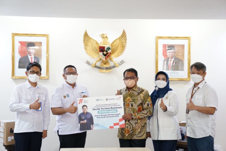Jasa Marga dan Telkom Salurkan 10 Laptop untuk Anugerah KPAI 2022