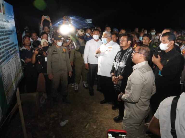 Meski Malam, Mentan dan Petani Tetap Semangat Tanam Serempak