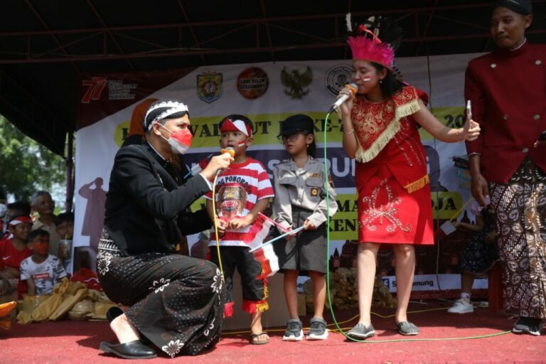 Seru, Ganjar Ramaikan Karnaval Kemerdekaan bareng Warga Dusun
