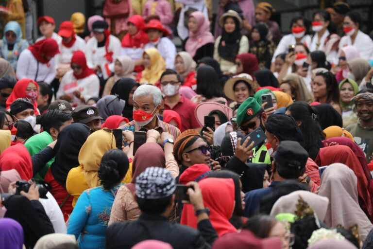 Curi Perhatian, Ganjar Larut ditengah 1.000 Wanita Berkebaya