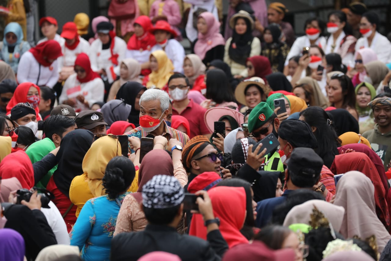 Curi Perhatian Ganjar Larut Ditengah 1 000 Wanita Berkebaya