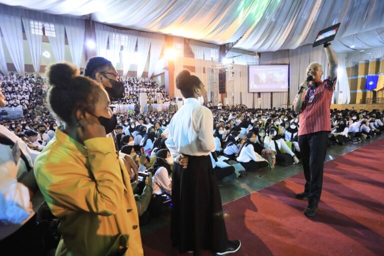 Lesehan Bareng Ratusan Penyuluh, Ganjar Pranowo Beri Motivasi