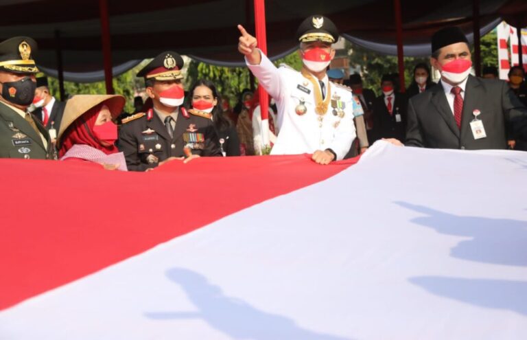 Ganjar Dihadiahi Bendera Merah Putih Raksasa oleh Buruh Migran