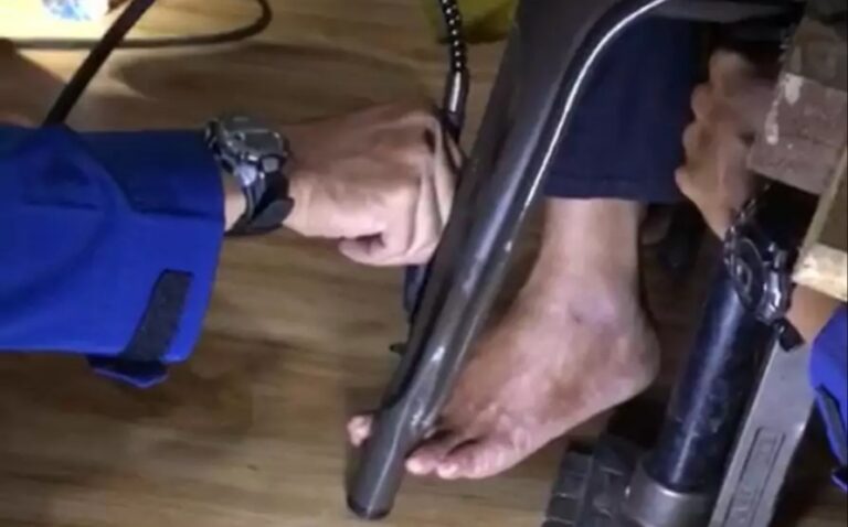 Aksi Heroik Petugas Damkar Depok Selamatkan Warga yang Kakinya Terjepit Kursi