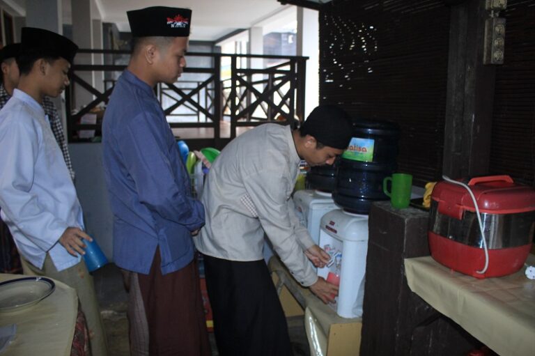 Sinergi Foundation Bantu Ponpes Melalui Program Sedekah Air Minum