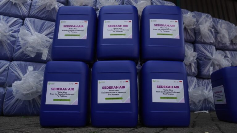 Sinergi Foundation Salurkan 600 Jeriken Air Bersih 