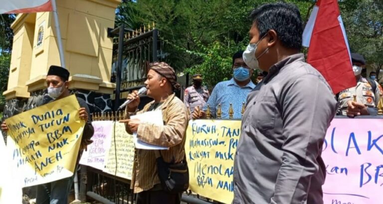 Tolak BBM di DPRD Depok, Pendemo: Rakyat Miskin Makin Miskin