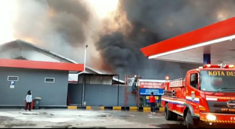 Kebakaran di Gudang JNE, Damkar Depok Kerahkan 18 Armada
