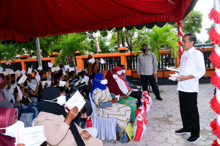 Jokowi Bagikan Sembako, BLT BBM hingga BLT PKH di Maluku Tenggara