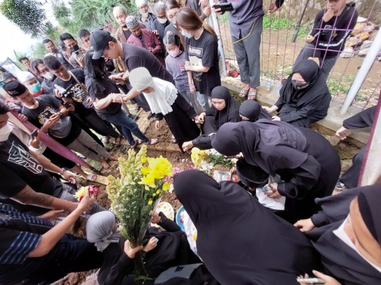 Steven Indra Wibowo Dimakamkan di Firdaus Memorial Park Bandung
