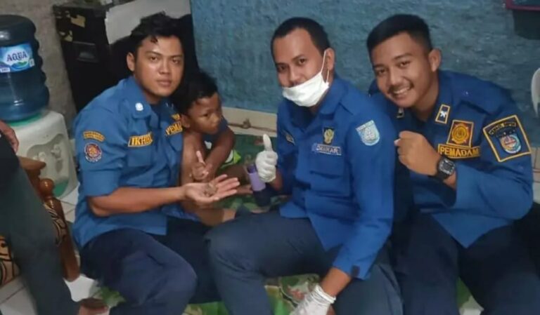 Petugas Damkar Depok Tolong Bocah yang Kemaluannya Terjepit Relsleting
