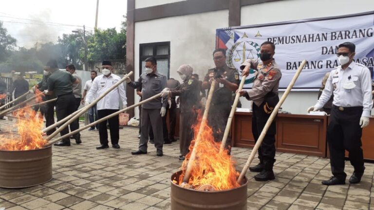 Kejari Depok Musnahkan Ganja dan Sabu-sabu