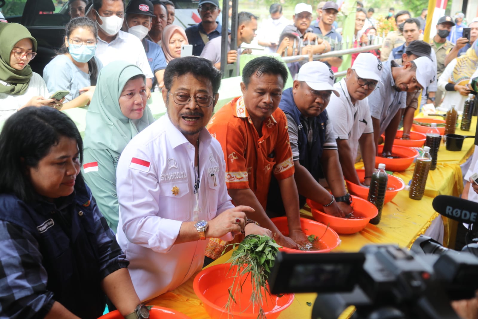 SYL Racik Ramuan Biosaka Bersama Petani Deli Serdang