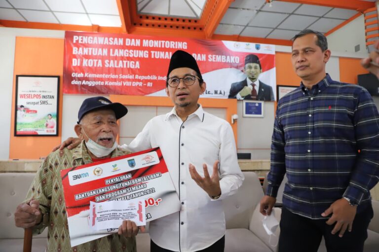 Bukhori Yusuf Salurkan ATENSI Kemensos ke Warga Disabilitas