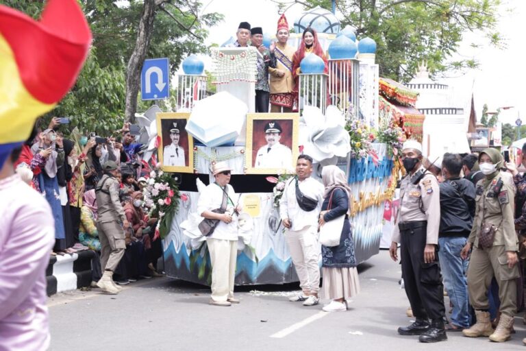 Ribuan Warga Kalsel Nonton Pawai Ta’aruf MTQ Nasional XXIX