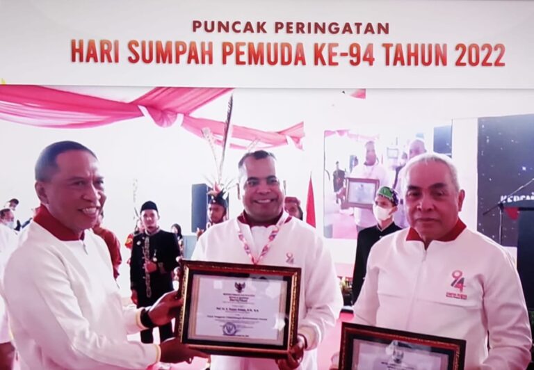 Rektor Universitas Moestopo Dapat Penghargaan dari Menpora