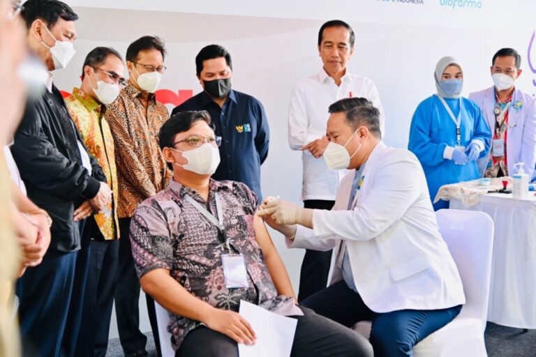 Jokowi Saksikan Penyuntikan Vaksin Indovac Buatan Bio Farma