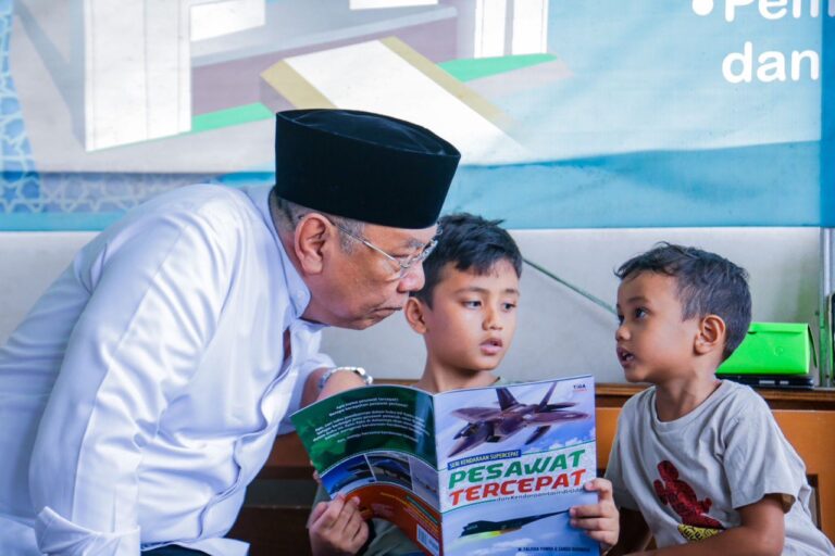 Benyamin Davnie Resmikan Taman Baca Masyarakat Perbas