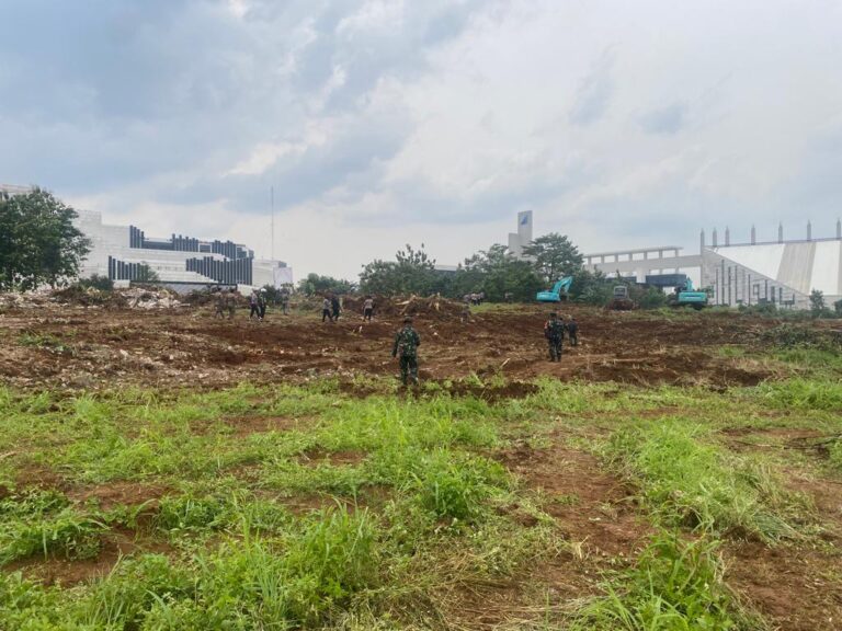 Kerahkan 3 Alat Berat, Penertiban Lahan UIII Terase I Sukses Tanpa Hambatan