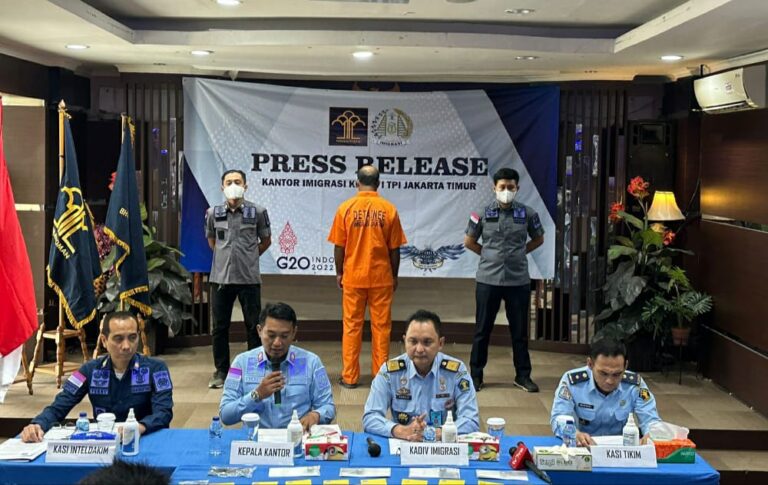 Imigrasi Jakarta Timur Tangkap WNA India Penjual Berlian Sintetis