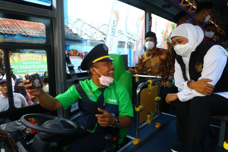 Peringati Hari Pahlawan, Khofifah Gratiskan Bus Trans Jatim