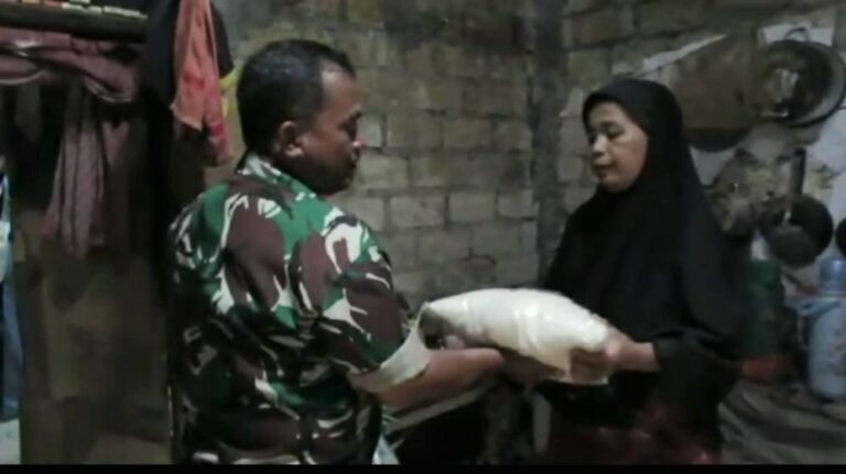 Cerita Babinsa di Depok Masuk Dapur Warga, Ternyata Bagi Sembako