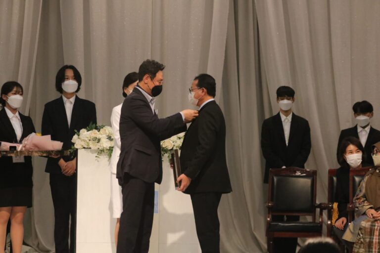(Foto) Penganugerahan Profesor Kehormatan Rokhmin Dahuri dari Shinhan University Korea Selatan