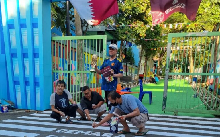 Aksi Unik Warga Depok Semarakan Piala Dunia 2022