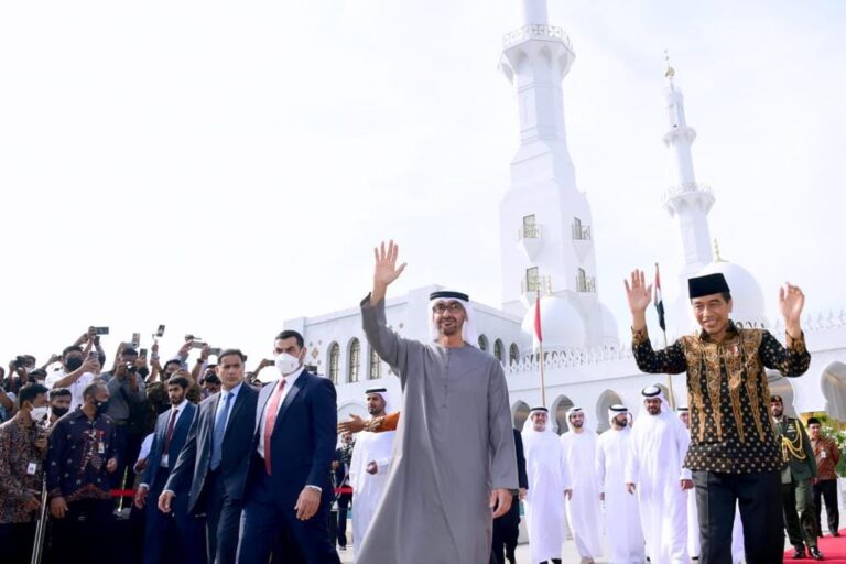 Jokowi: Masjid Raya Sheikh Zayed Solo Hadiah dari Presiden MBZ