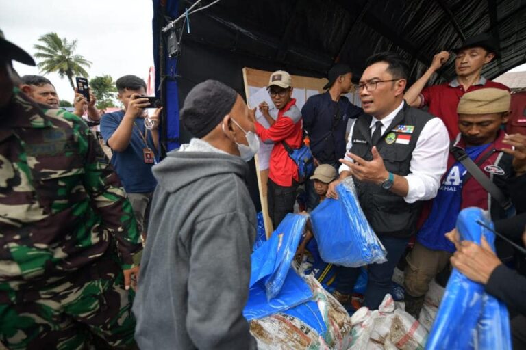 Tegas! Kang Emil Larang Warga Cabut Label Tenda Pengungsian