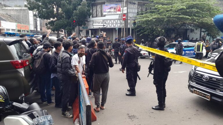 Bom Bunuh Diri Meledak di Mapolsek Astana Bandung