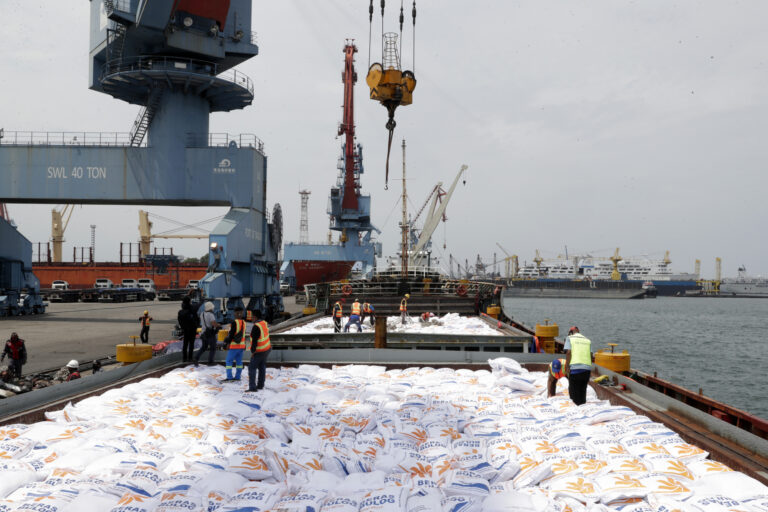Lewat Bulog, Zulhas Pastikan Cadangan Beras Pemerintah Aman