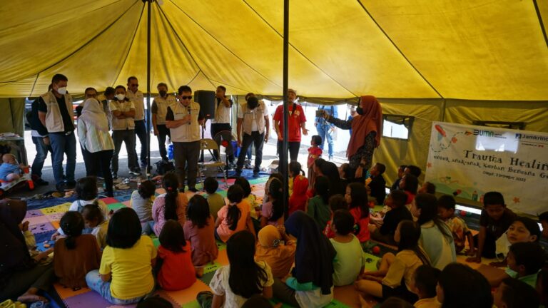 Jamkrindo Kembali Salurkan Bantuan Sembako, Sarana Prasarana, dan Layanan Trauma Healing di Cianjur