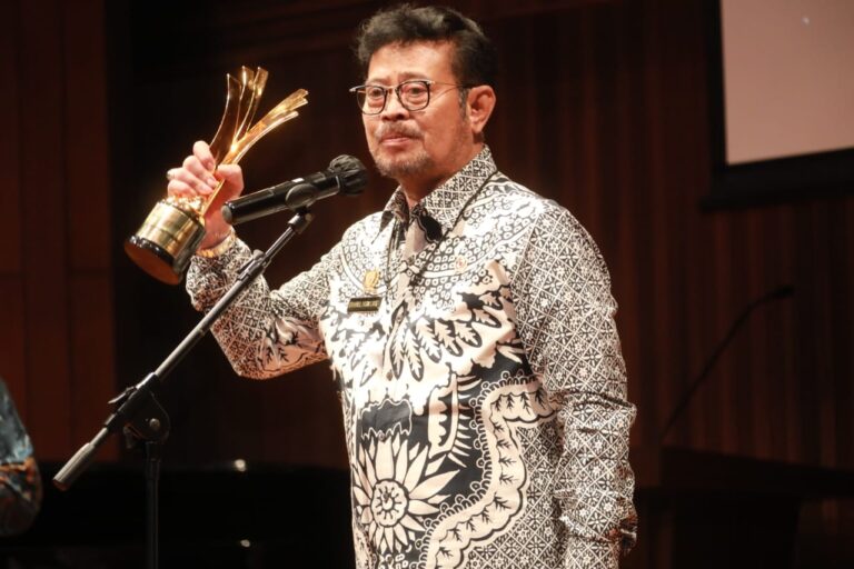 Terima Penghargaan di Gatra Awards 2022, Mentan: Petani Kita Tidak Mundur, Mereka Pahlawan yang Harus Kita Hormati