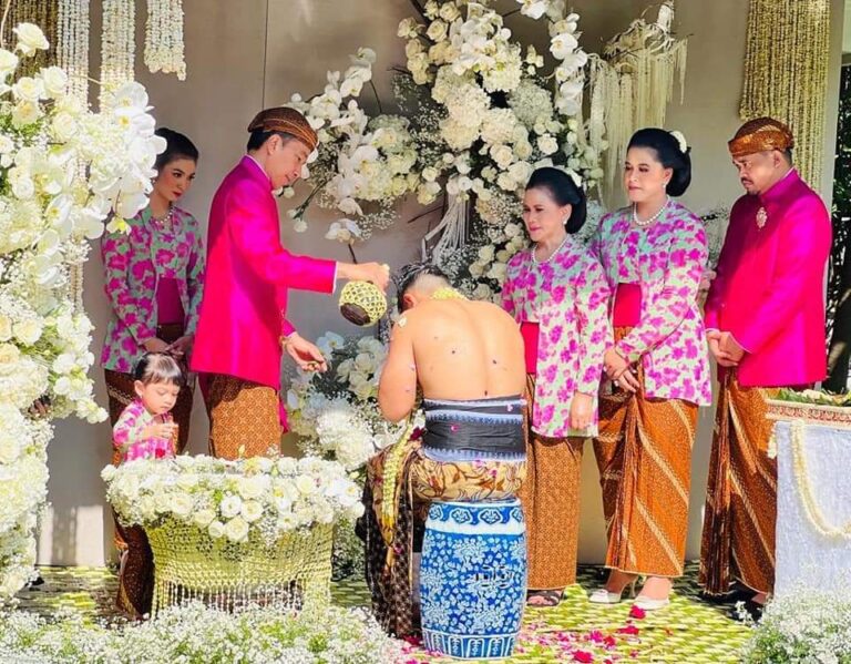 Gelar Prosesi Siraman Kaesang, Jokowi: Mohon Doa Restu