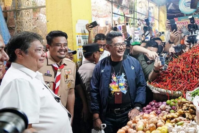 Sidak Harga Pangan, Airlangga Salurkan Dana KUR di Medan