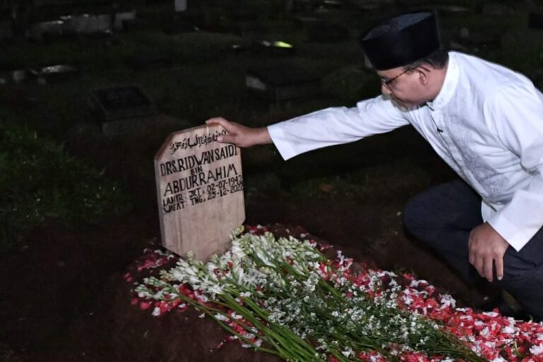 Tulis Kenangan, Anies Kehilangan Sosok Budayawan Ridwan Saidi
